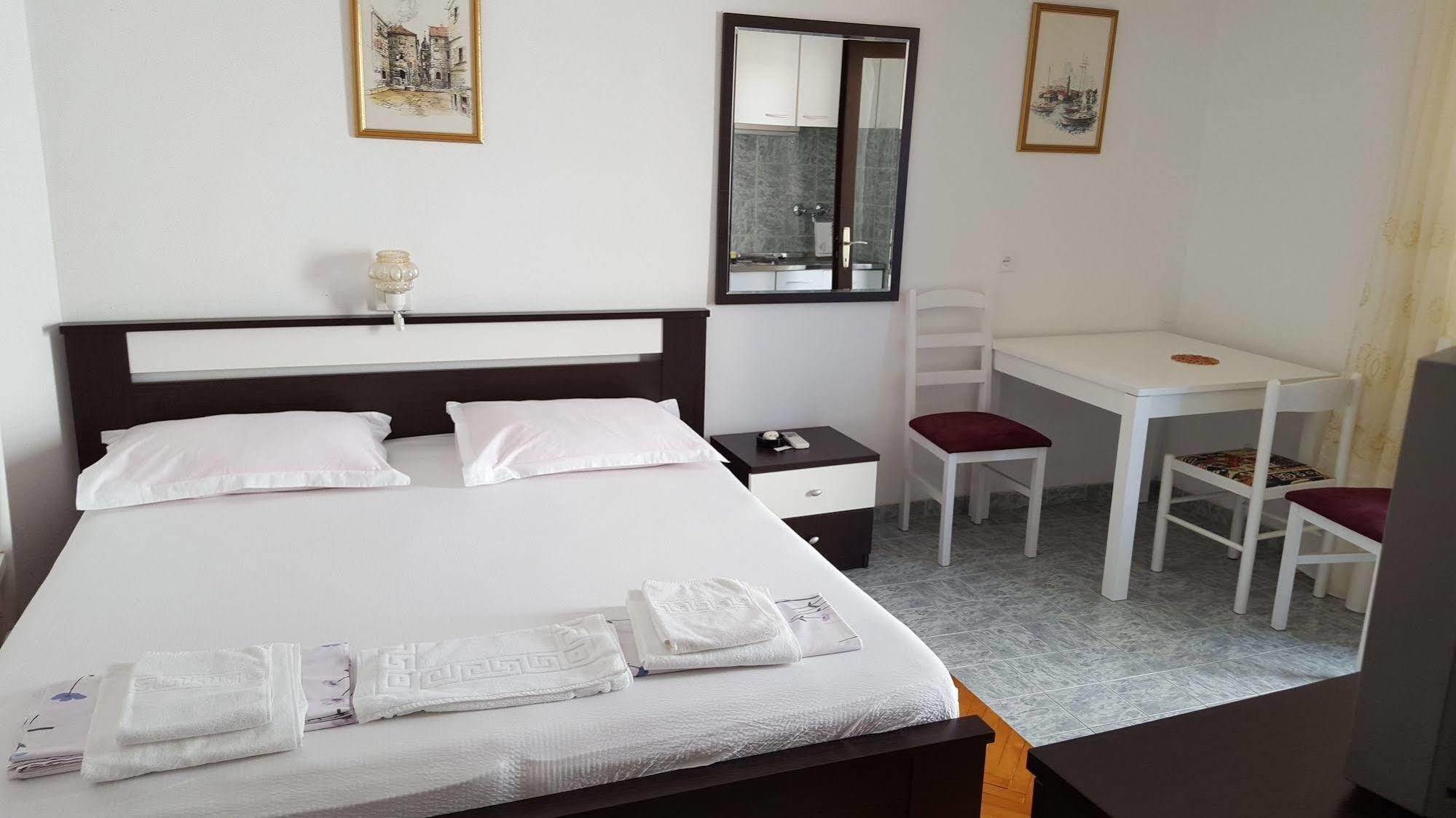 And Rogosic Apartma *